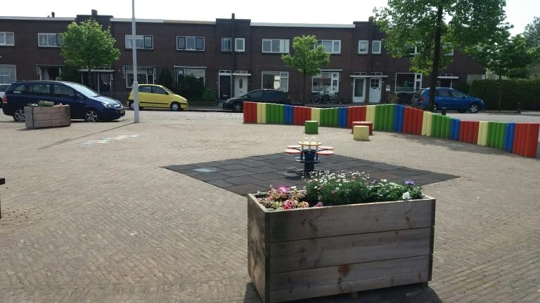 Gemeente Súdwest-Fryslân Schildert Paaltjes op het Bourbonplein